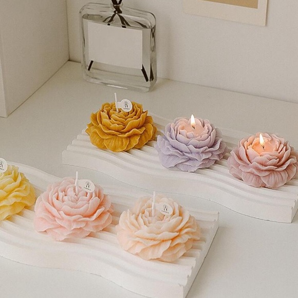 Flower Shaped Aromatherapy Candle - Picture 3 of 3